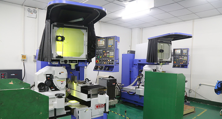 Optical grinding machine